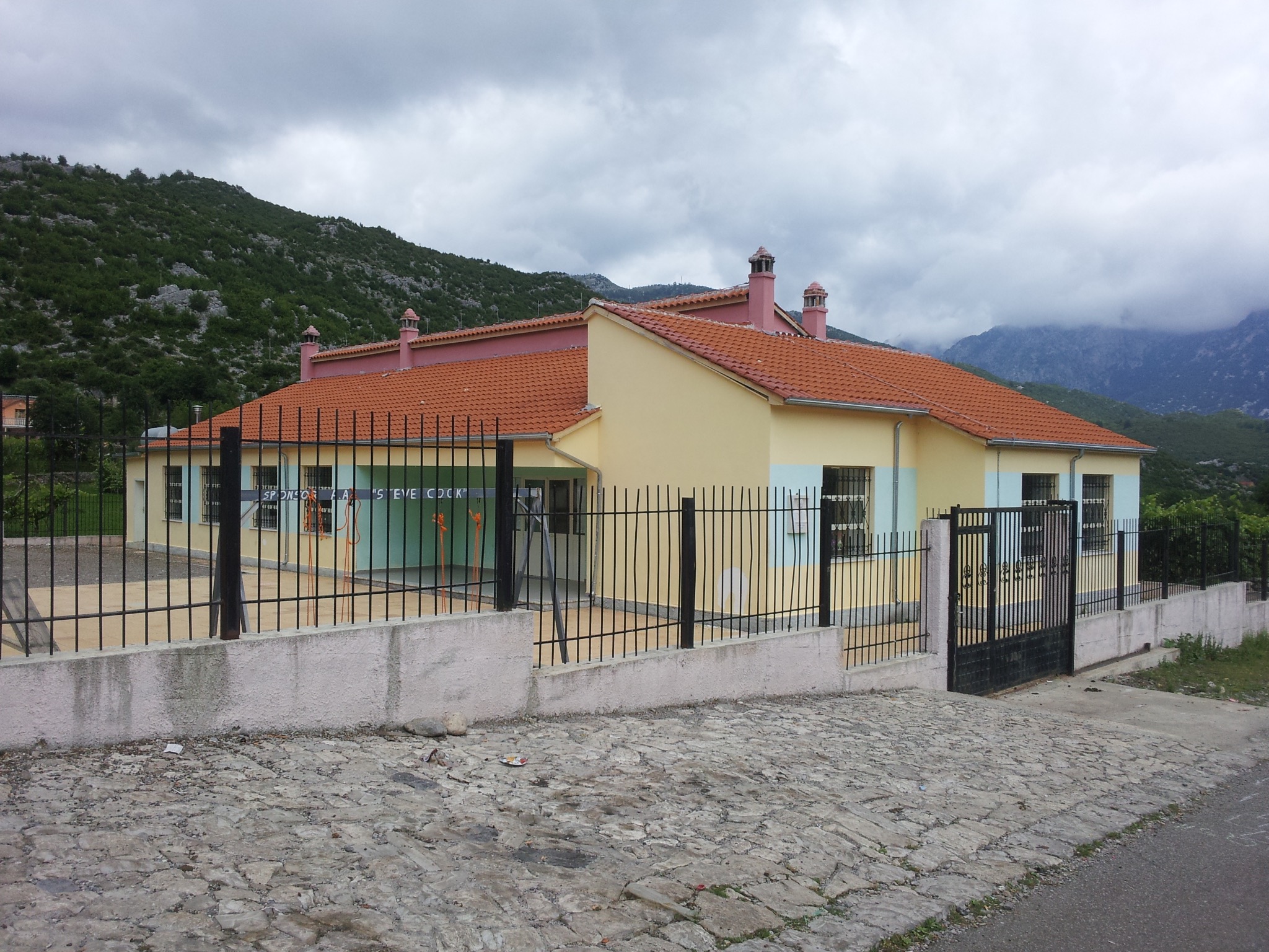 school vrith albanian alps