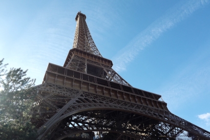 Picture of the Eiffel Tower on a sunny day