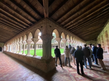 A picture of students listening to a lecture at the Saint-Pierre Abbey in Moissac.