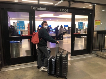 sydney wuu entering airport