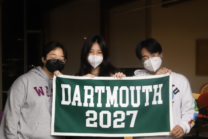 My friends with Covid masks and a Dartmouth class of 2027 sign