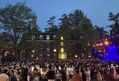 An image of many students standing before the stage at the Green Key concert on Gold Coast Lawn.