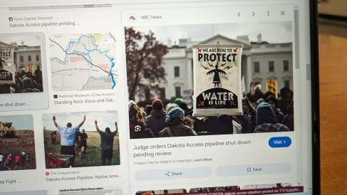 photo of an internet photo of people at the white house protesting the Dakota Access Pipeline