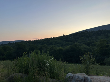 A picture of a pink sunset at the Moosilauke Ravine Lodge