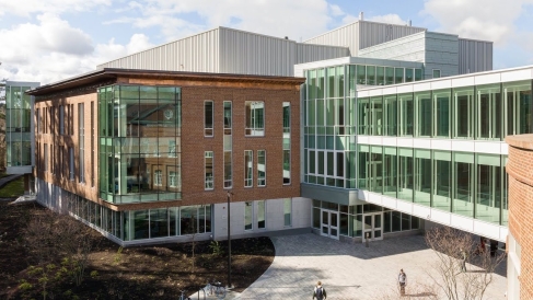 An image of the Thayer school of Engineering, includes a large glass walk way between the Cummings building an the Engineering and Computer Science building. 