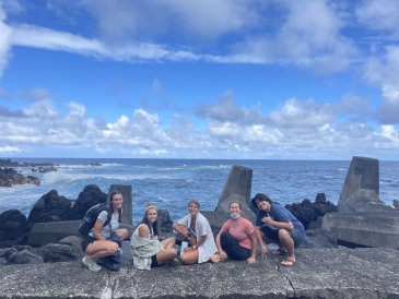Image of a few Linguistics students during the Linguistics DSP to Hawaiʻi from January to March 2022. At Laupahoehoe.