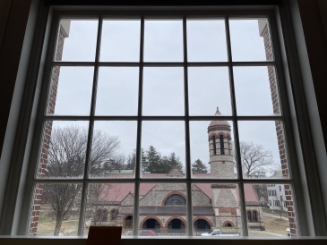 Vista de Rollins Chapel desde la biblioteca Rauner