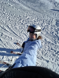 Lili skiing