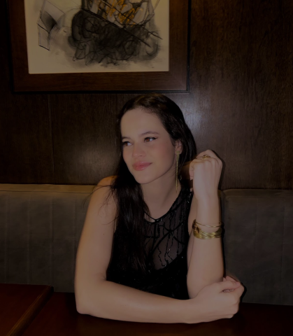 Luana posing