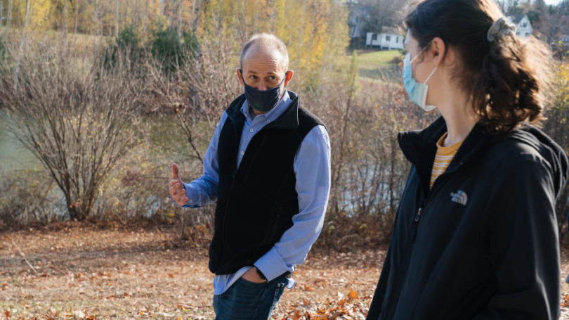 Bill Hudenko, a research assistant professor of psychological and brain sciences, talks with Ariela Feinblum '23 during a weekly walk with students around Occom Pond.