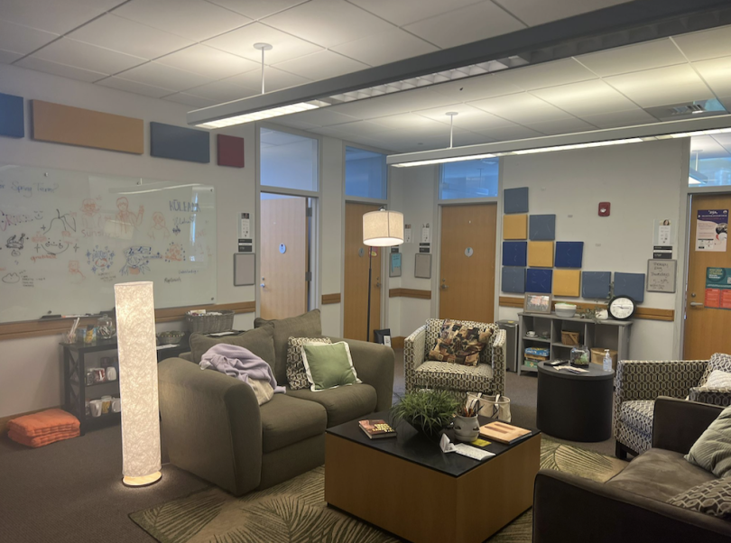 Picture of the Student Wellness Center, cozy environment with comfy couches and calming lighting