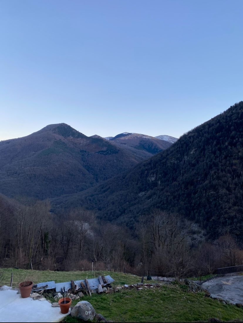 A picture of Les Pyrénées Mountains.