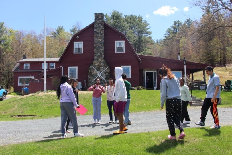 A picture of scholars outside the Inn.