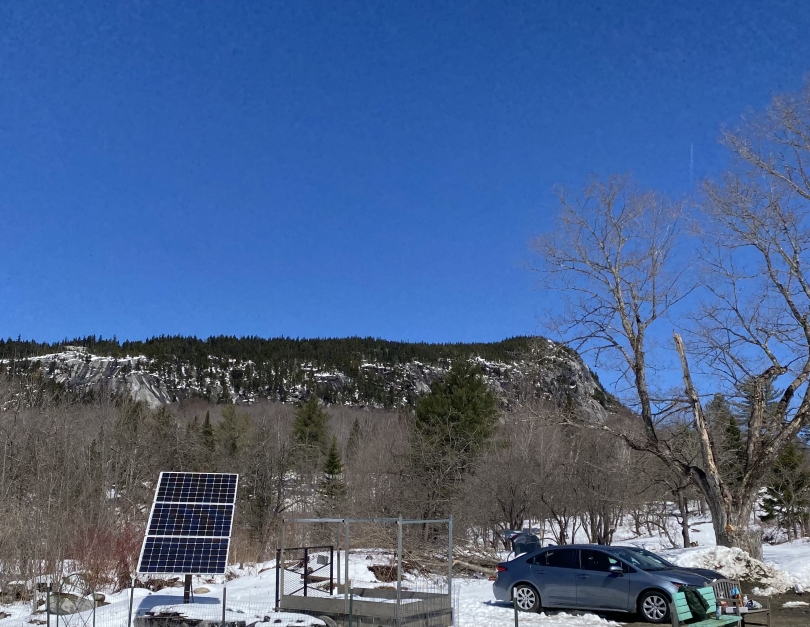 a picture of the blue sky with the mountains in the background