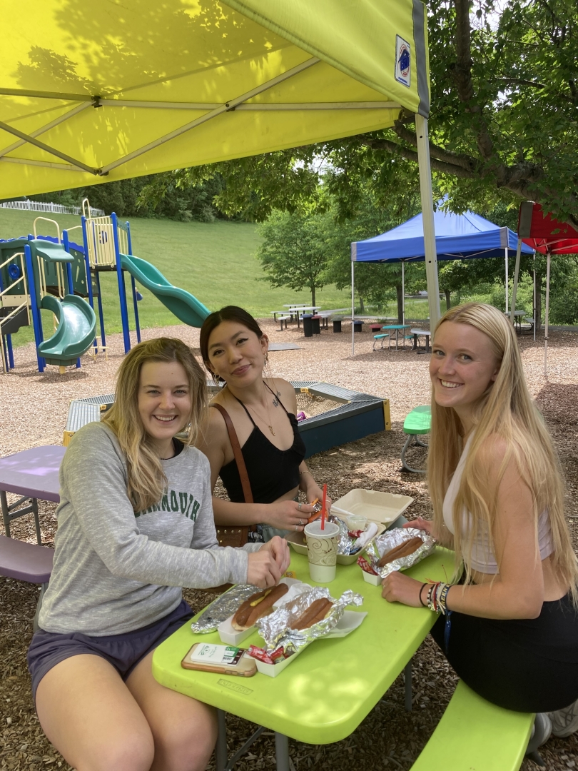 Friends eating ice cream! Friends eating ice cream!
