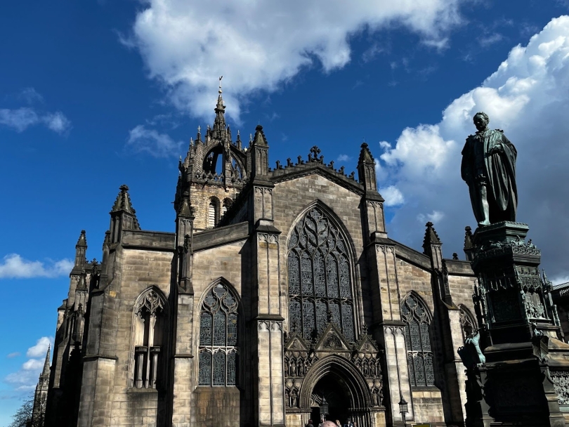 An image of a statue in Edinburgh