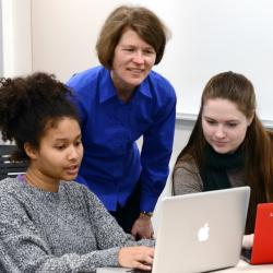 Petra Bonfert-Taylor working with students