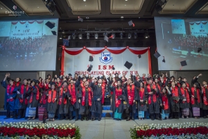 A high school graduation before the start of university