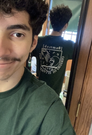 Antônio wearing his Linguistics shirt