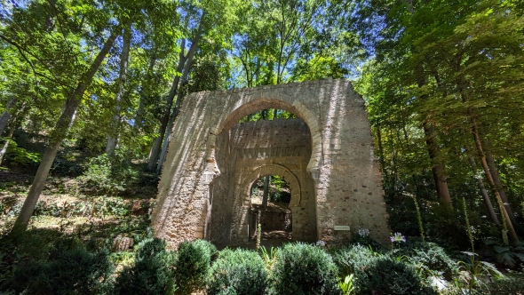 Puerta de Birrambla is part of the Alhambra that you can access without a ticket.