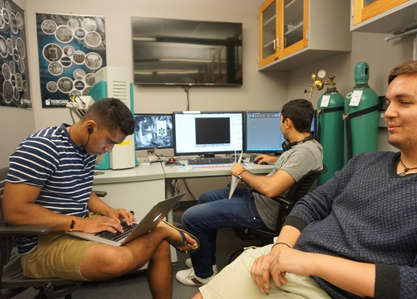 Scanning Electron Microscope Room in Thayer Scanning Electron Microscope Room in Thayer