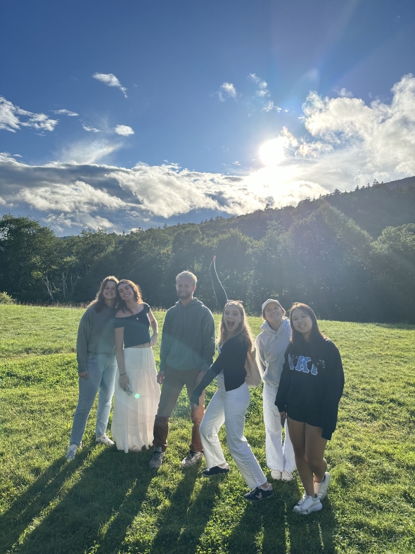 Nikki Shin, Carolina Harr, Alison Blake, Trudy Silver, Elijah Halsey, and Maddie Dubrinsky posing outside the Moosilauke Ravine Lodge