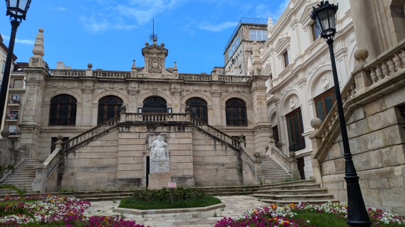 Menendez Pelayo Library Menendez Pelayo Library is in the center of Santander and right next to the art museum.