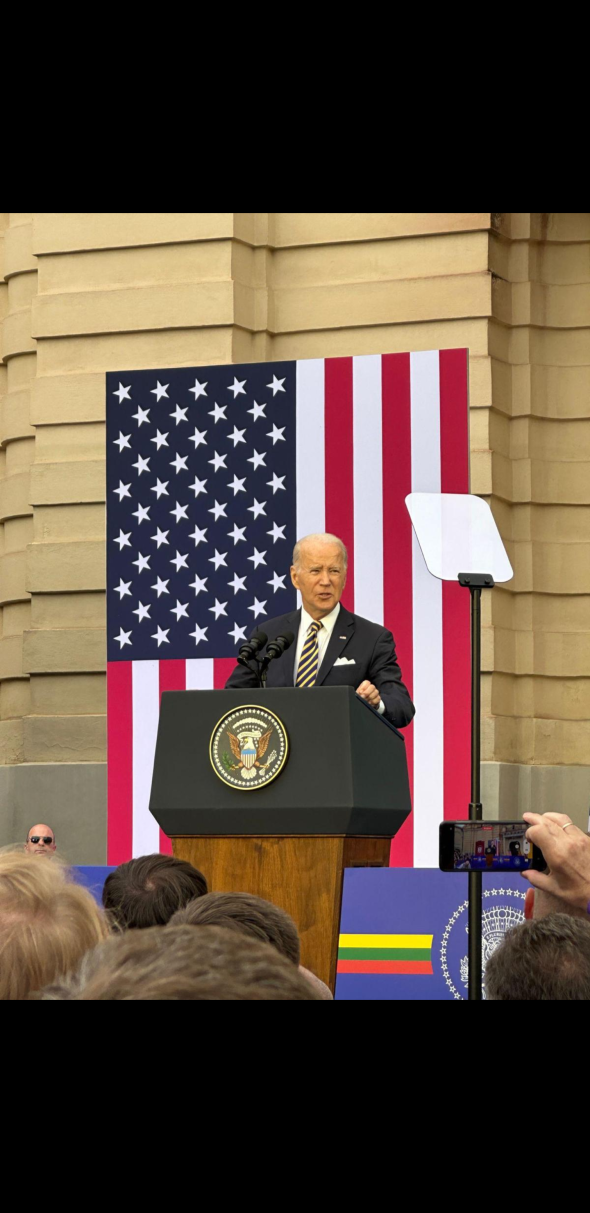 Picture of U.S. President Joe Biden in front of a big American flag during his speech in Vilnius, Lithuania